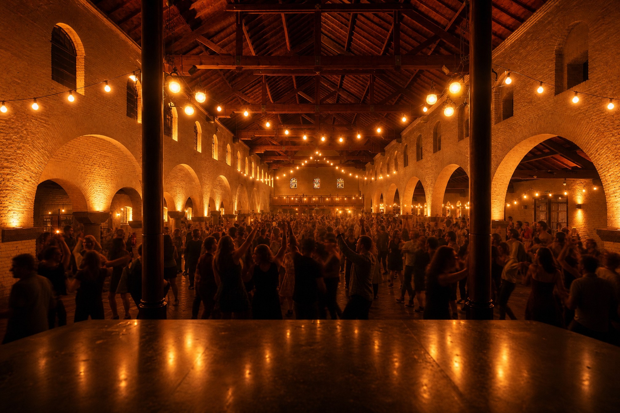 Bruuks Beats: de kerk als feestzaal, vol dansend dorp onder warme lichtjes.
