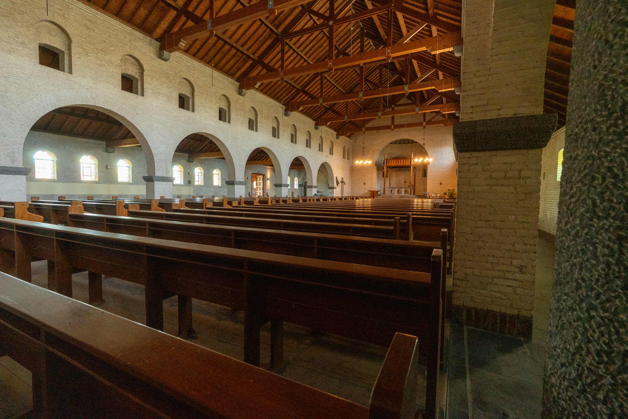 De rondbogen van de arcade in het kerkschip.