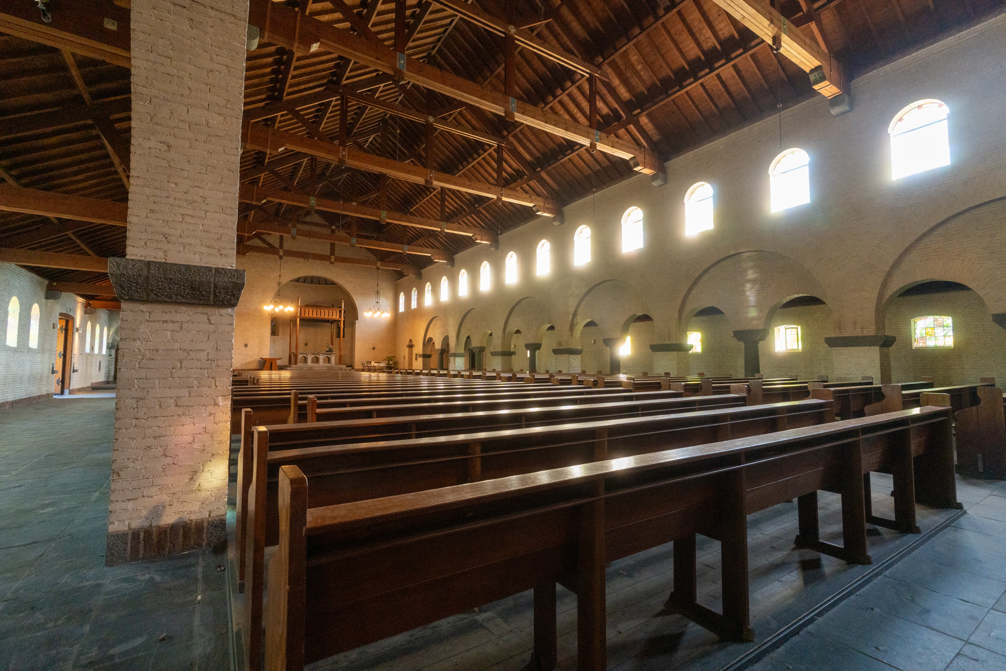 De grote zaal in avondlicht, klaar voor een avond met het dorp.
