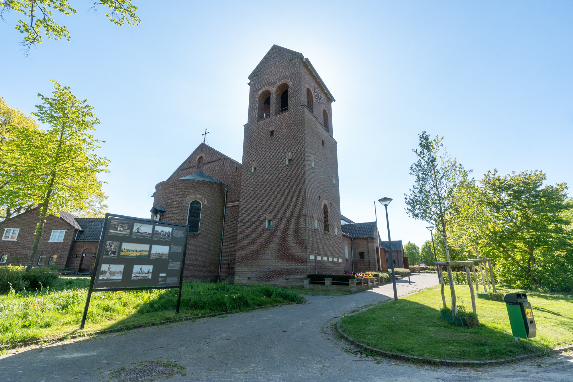 De bakstenen kerktoren van Bruuks Huus boven het dorp Breedeweg.