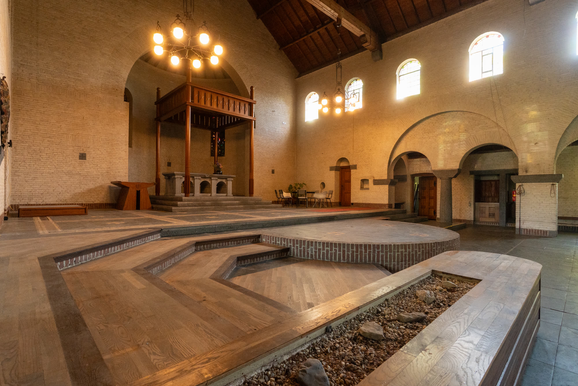 De grote zaal van Bruuks Huus, klaar voor een avond met het dorp.