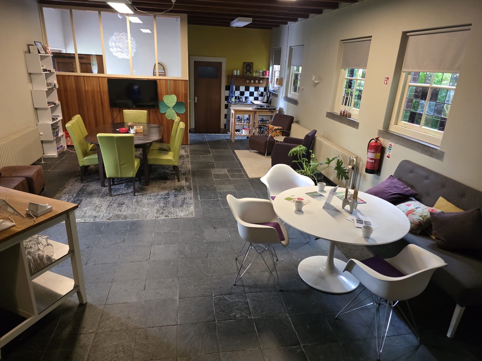 De huidige sacristie met koffiehoek, vergadertafel en zitplaatsen.